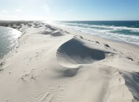 Dunas de areia branca à beira do mar, vistas do alto