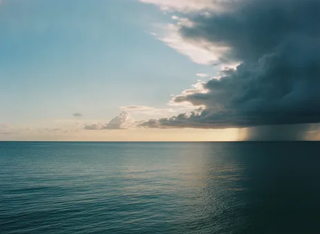 Mar aberto com nuvem de chuva se formando ao longe